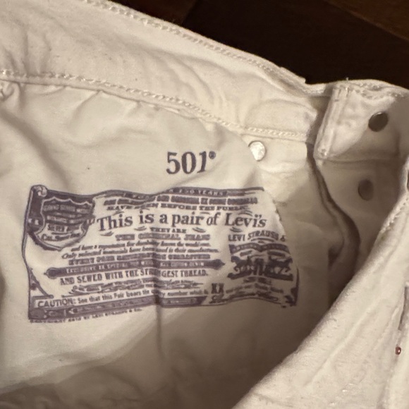 Levi's Women's Cream/White Jean Shorts women’s 30 - Picture 2 of 6